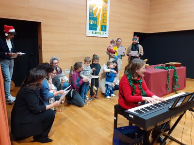 ALUMNOS AT CANTANDO VILLANCICOS