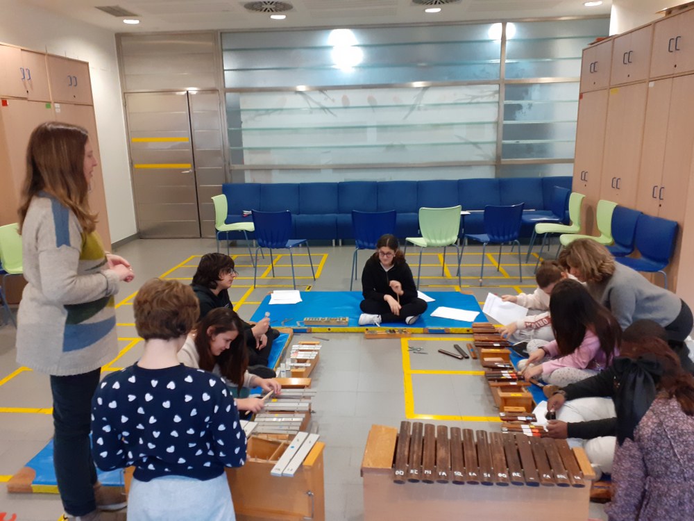 ALUMNOS CON LA PROFESORA DE MÚSICA TOCANDO CANCIONES ASIÁTICAS