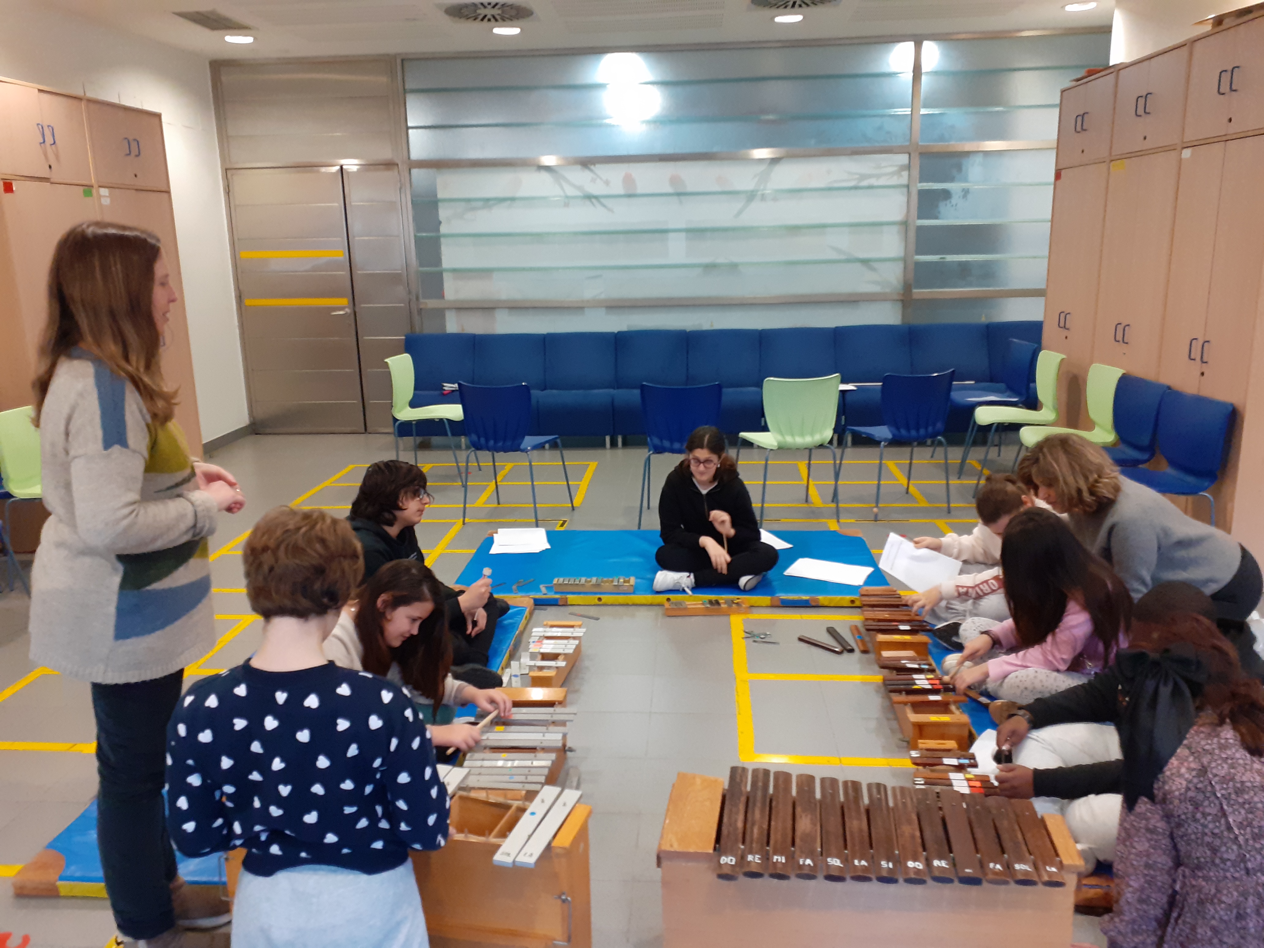 ALUMNOS CON LA PROFESORA DE MÚSICA TOCANDO CANCIONES ASIÁTICAS