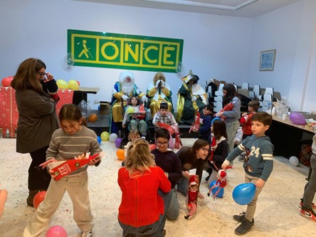 ALUMNOS DISFRUTANDO DE LA VISITA DE LOS REYES MAGOS AGENCIA DON BENITO