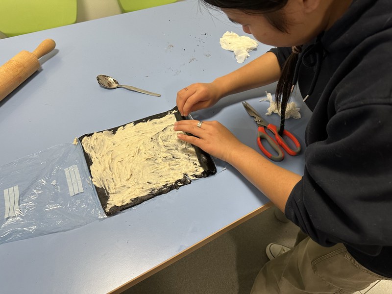 Alumnos elaborando sushi de oreo