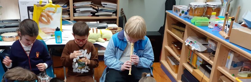 Alumnos en el taller musical.