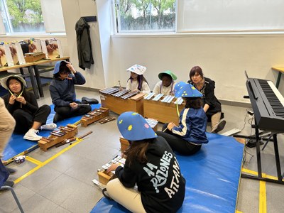 Alumnos interpretando varias danzas con sus gorrros camboyanos