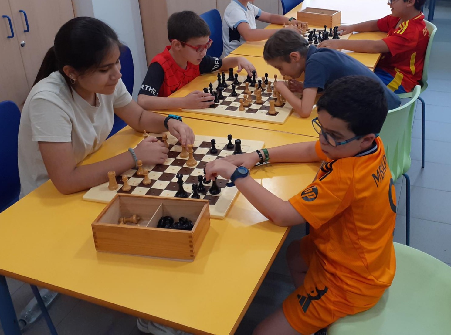 ALUMNOS JUGANDO AL AJEDREZ