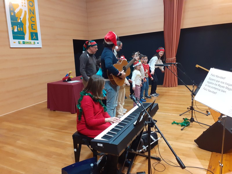 ALUMNOS TALLER MULTIDEPORTE CANTANDO VILLANCICOS