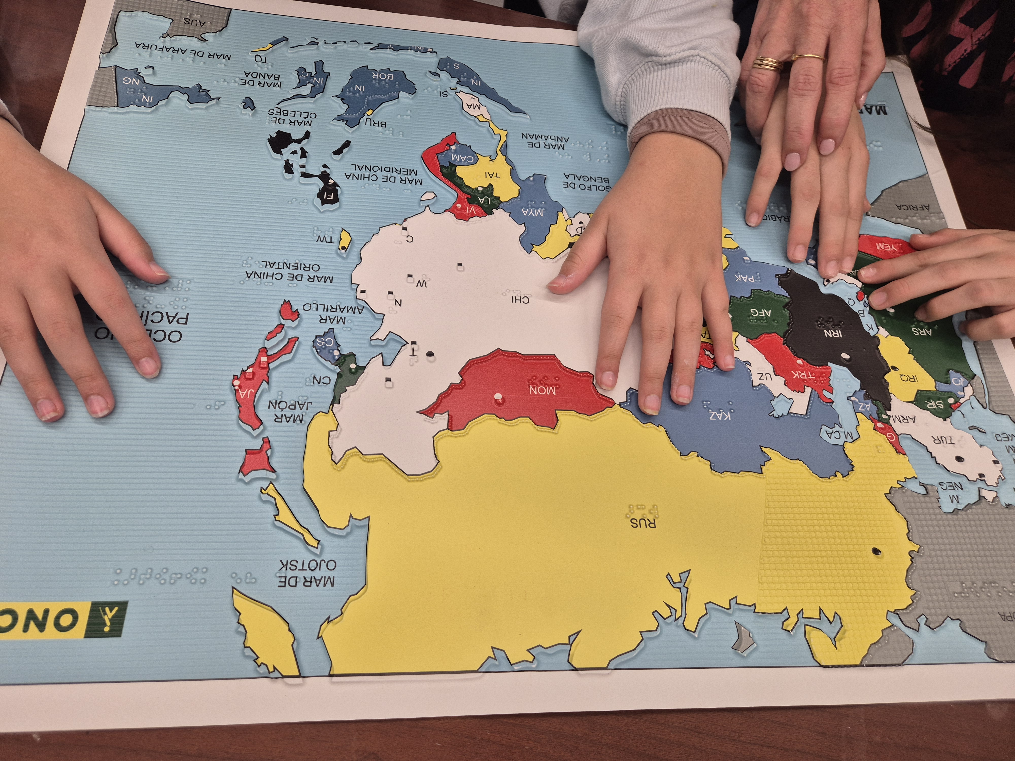 Alumnos tocando mapa en relieve