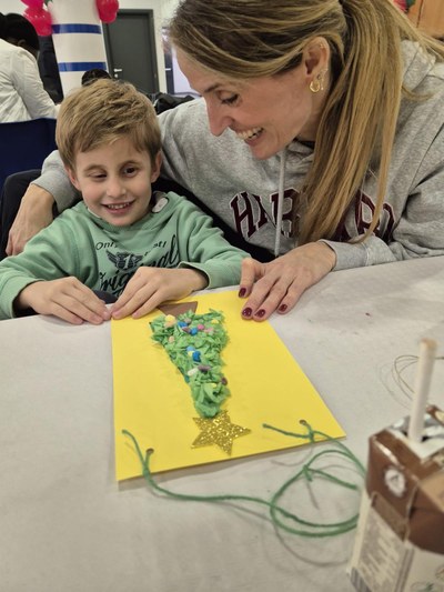 ARBOL DE NAVIDAD ALUMNO CON SU MADRE