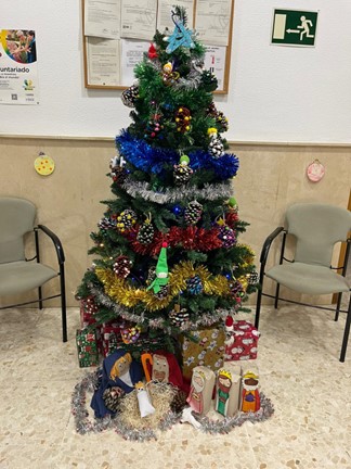 ÁRBOL DE NAVIDAD DECORADO CON PIÑAS AGENCIA DE DON BENITO