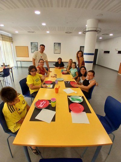 EL GRUPO EN EL COMEDOR CON LA ACTIVIDAD "PONEMOS LA MESA" Grupo de alumnos en el comedor poniendo la mesa