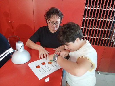 UNA MADRE Y UNA ALUMNA REALIZANDO UNA PRUEBA DE LA GINCANA DE ORIENTACIÓN Una madre y una alumna realizando una prueba de la gincana de orientación