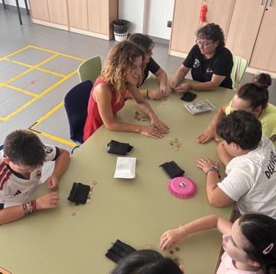 ALUMNOS RECONOCIENDO LAS MONEDAS Y BILLETES DE EURO Alumnado reconociendo las monedas y billetes de euro