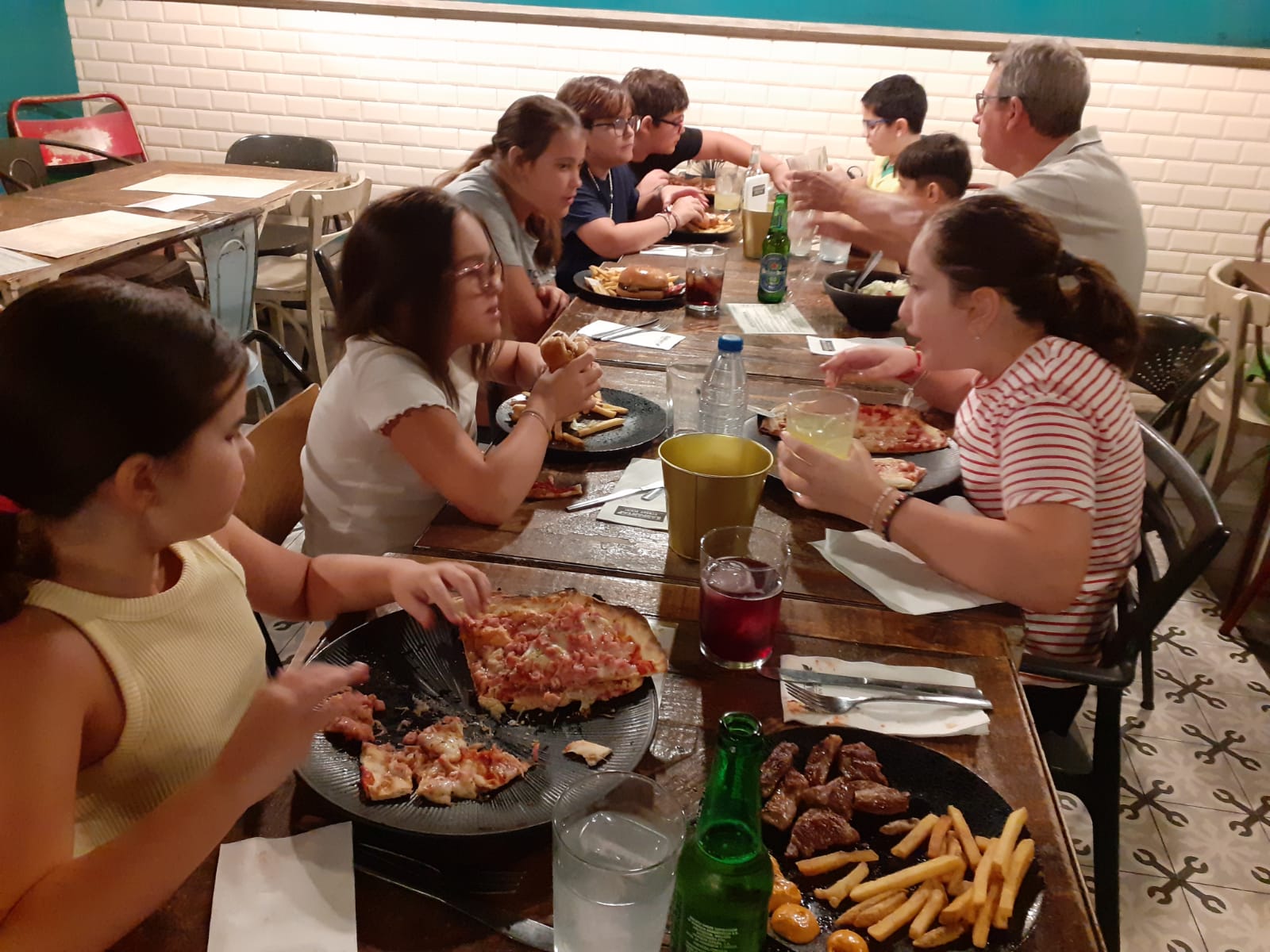 CENA DE DESPEDIDAD EN UN RESTAURANTE