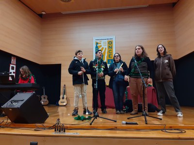 CHICOS DEL CORO CANTANDO