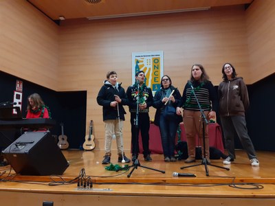 CHICOS DEL CORO CANTANDO