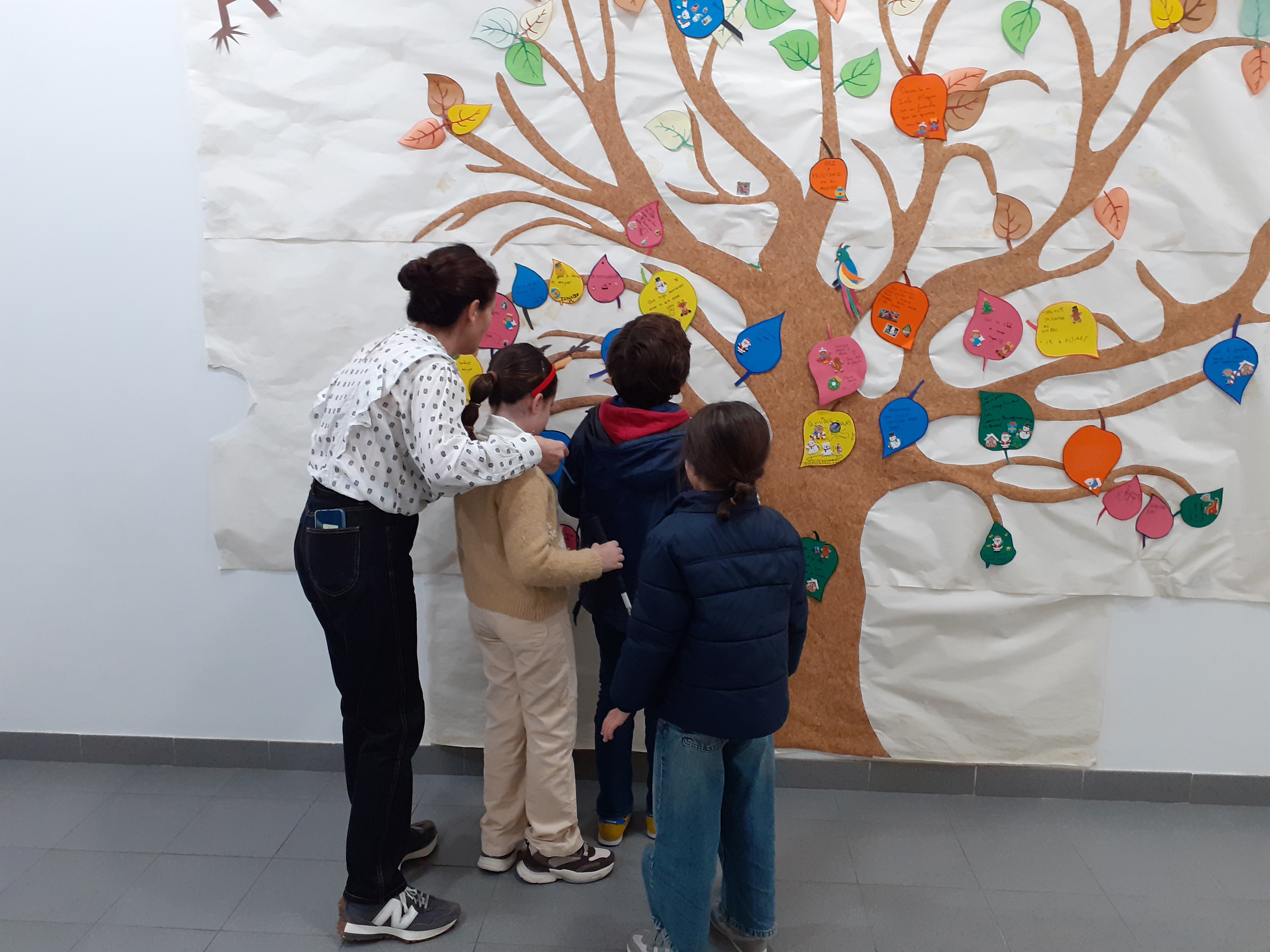 COLGANDO DECORACIÓN ÁRBOL