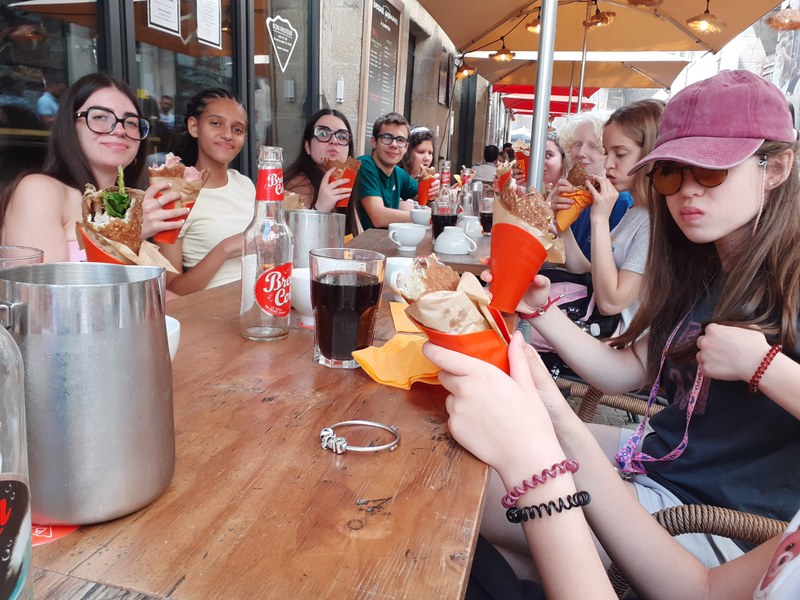 Comiendo la famosa galette bretonne en Nantes