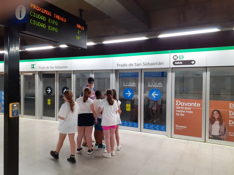 DESARROLLANDO UNA ACTIVIDAD EN EL ANDÉN DEL METRO