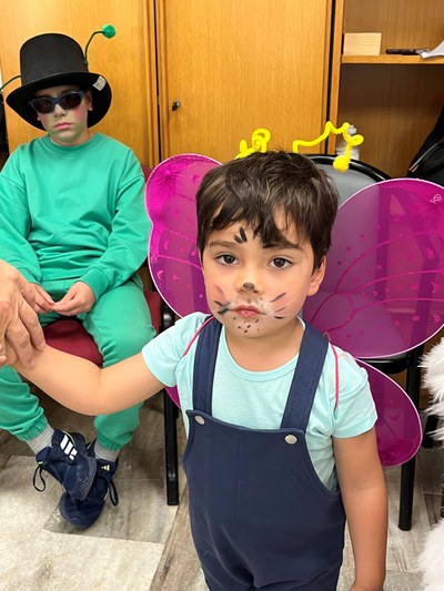 Alumno disfrazado de mariposa.