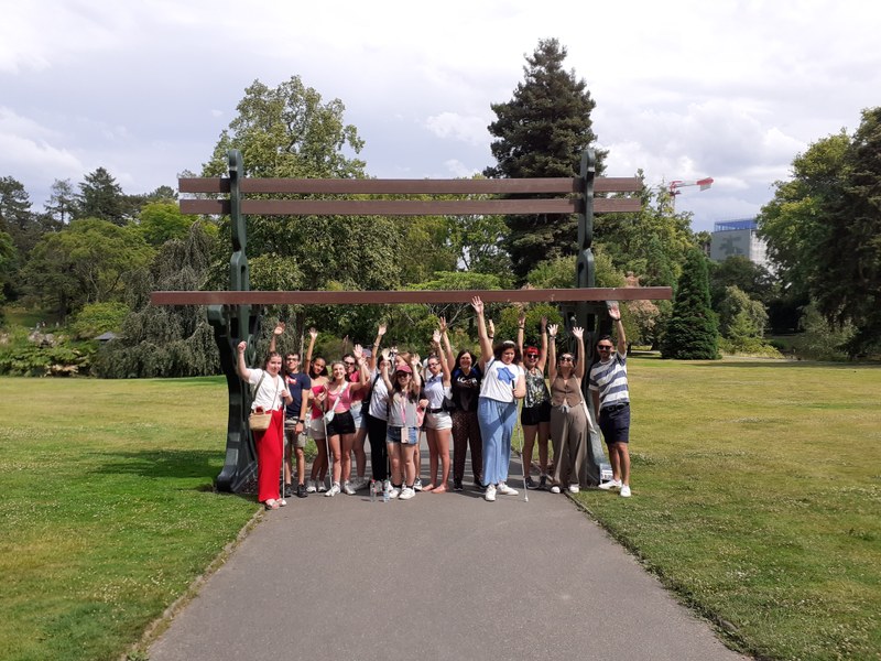 En el Jardín des Plantes con una banco gigante