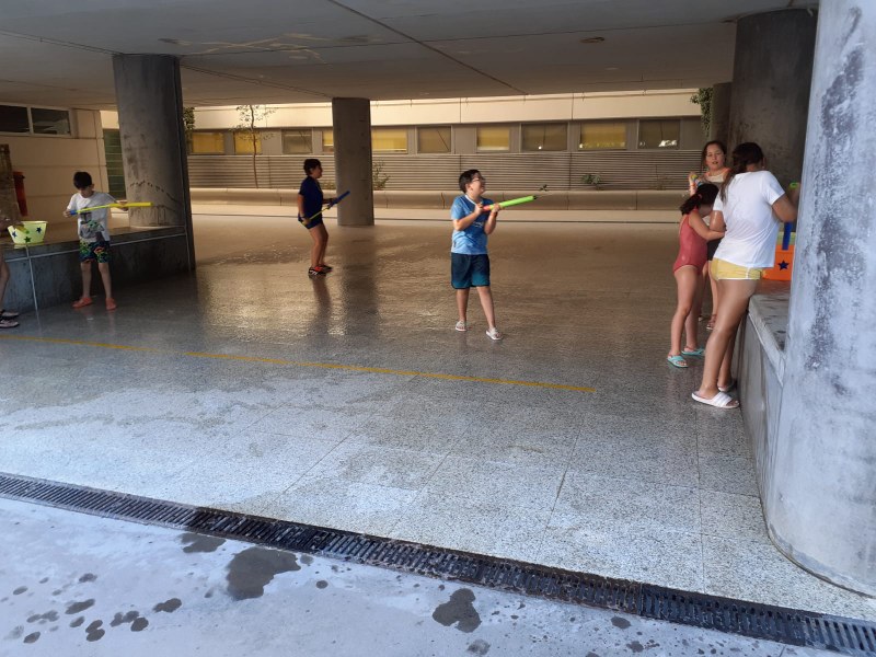 EN EL PATIO CON LOS JUEGOS DE AGUA