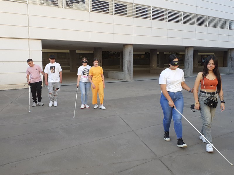 ENSEÑAMOS A NUESTROS AMIGOS CÓMO NOS DESPLAZAMOS