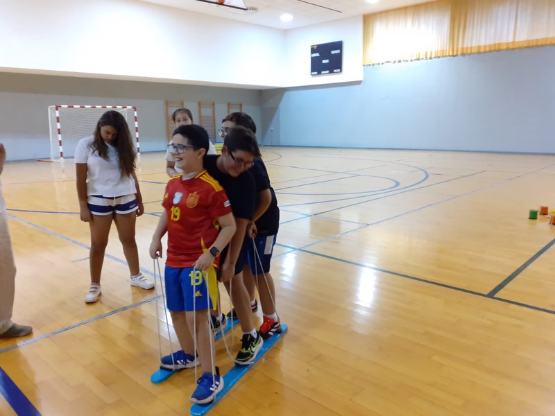 ESQUIANDO EN GRUPO EN EL PABELLÓN