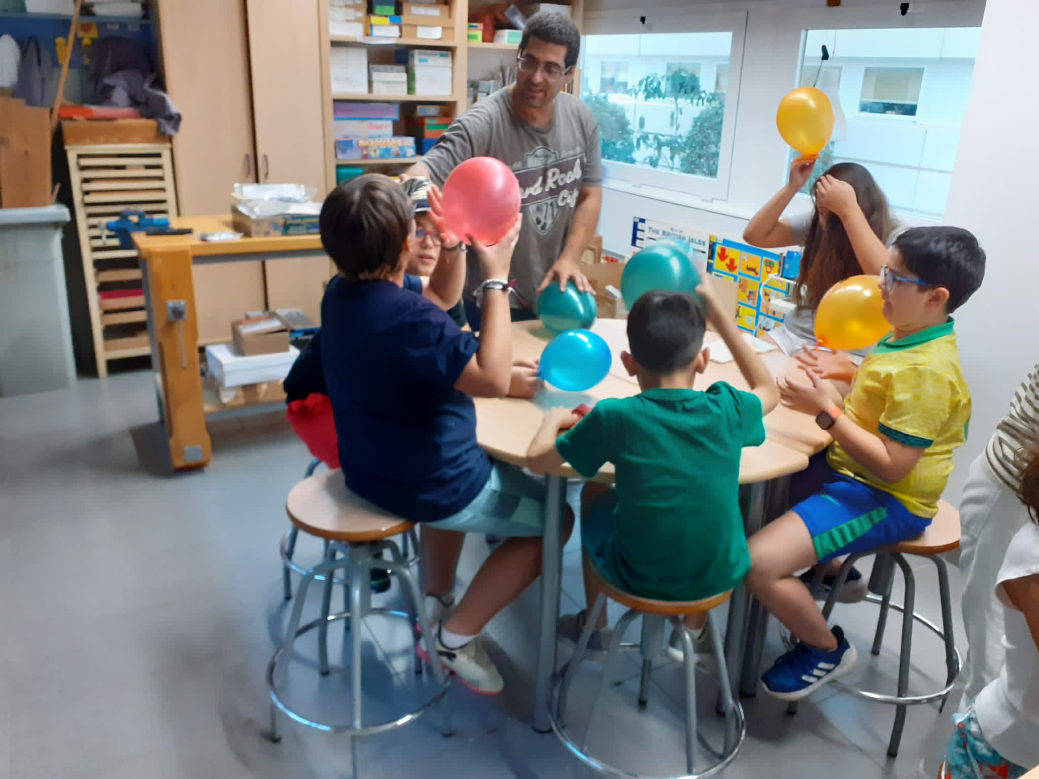 EXPERIMENTANDO CON LOS GLOBOS EN EL TALLER DE CIENCIAS