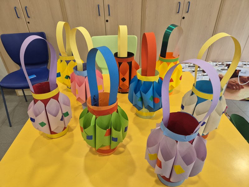 Farolillos de la India elaborados por los alumnos