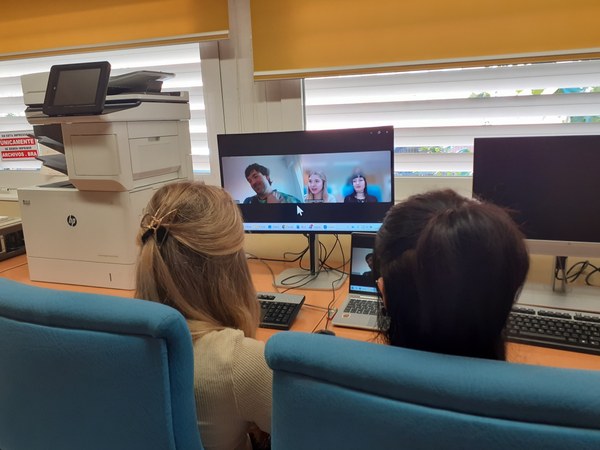 dos alumnas en una videoconferencia