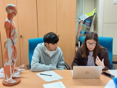 un alumno hablando con la psicóloga sobre sus alternativas académicas y profesionales