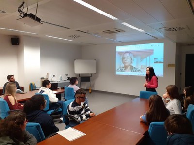 alumnado en el claustro teniendo una videoconferencia con la Escuela de Fisioterapia de la ONCE