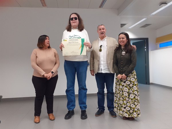 alumno recibiendo un diploma de reconocimiento por sus resultados de final de etapa educativa