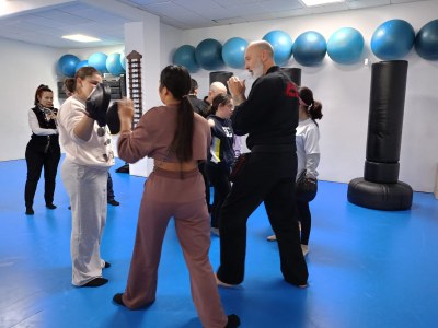 FOTO DE ALUMNOS PRÁCTICANDO JUDO CON EL ENTRENADOR