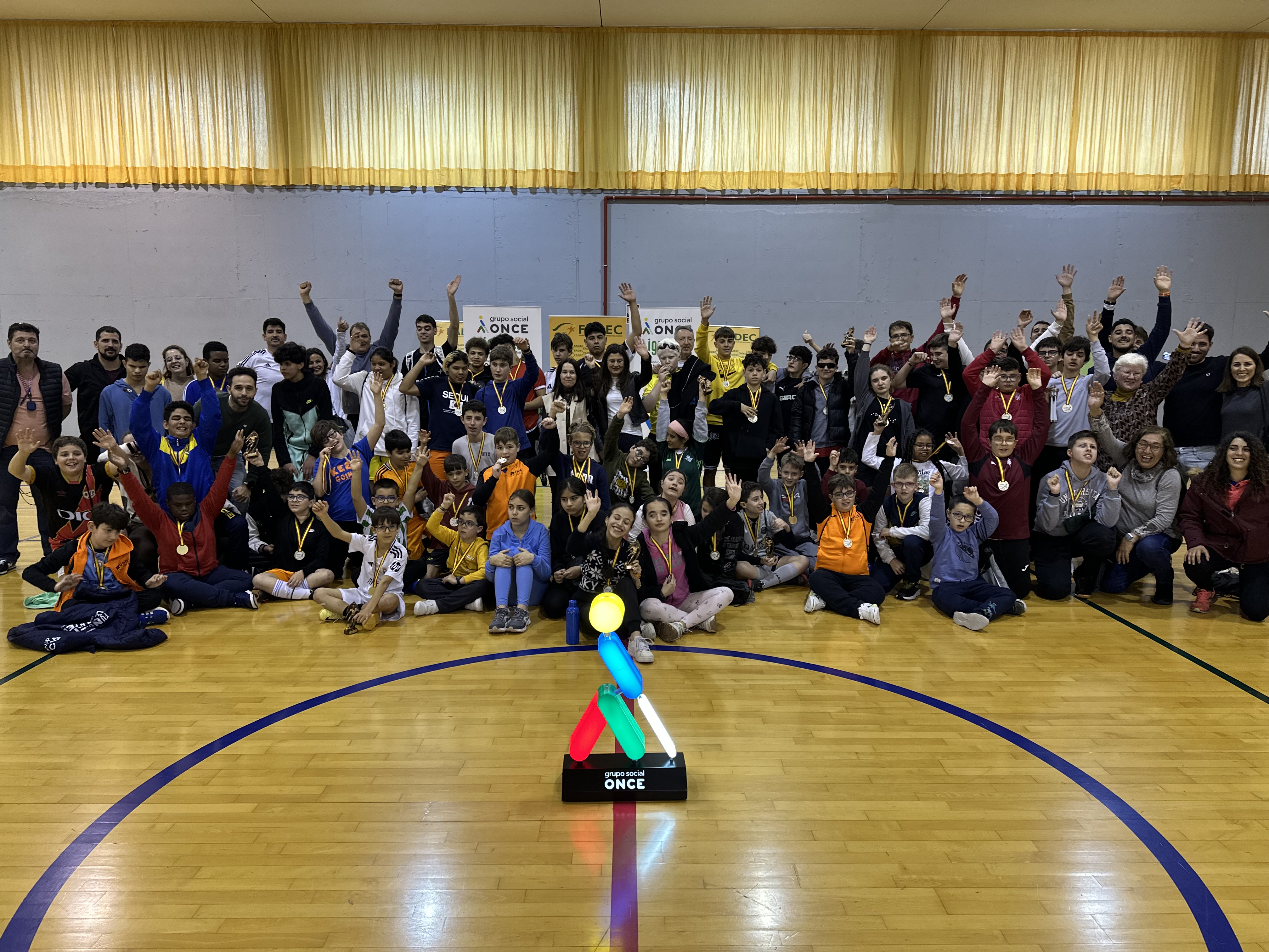FOTO DE TODOS LOS PARTICIPANTES DEL ENCUENTRO NACIONAL DE FÚTBOL CON SUS MEDALLAS.