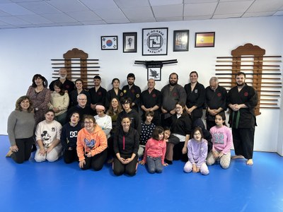 FOTO GRUPAL DE ALUMNOS Y PROFESORES DE JUDO