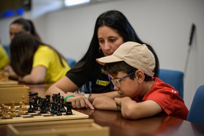 Alumno aprendiendo ajedrez con una maestra Alumno aprendiendo ajedrez con una maestra