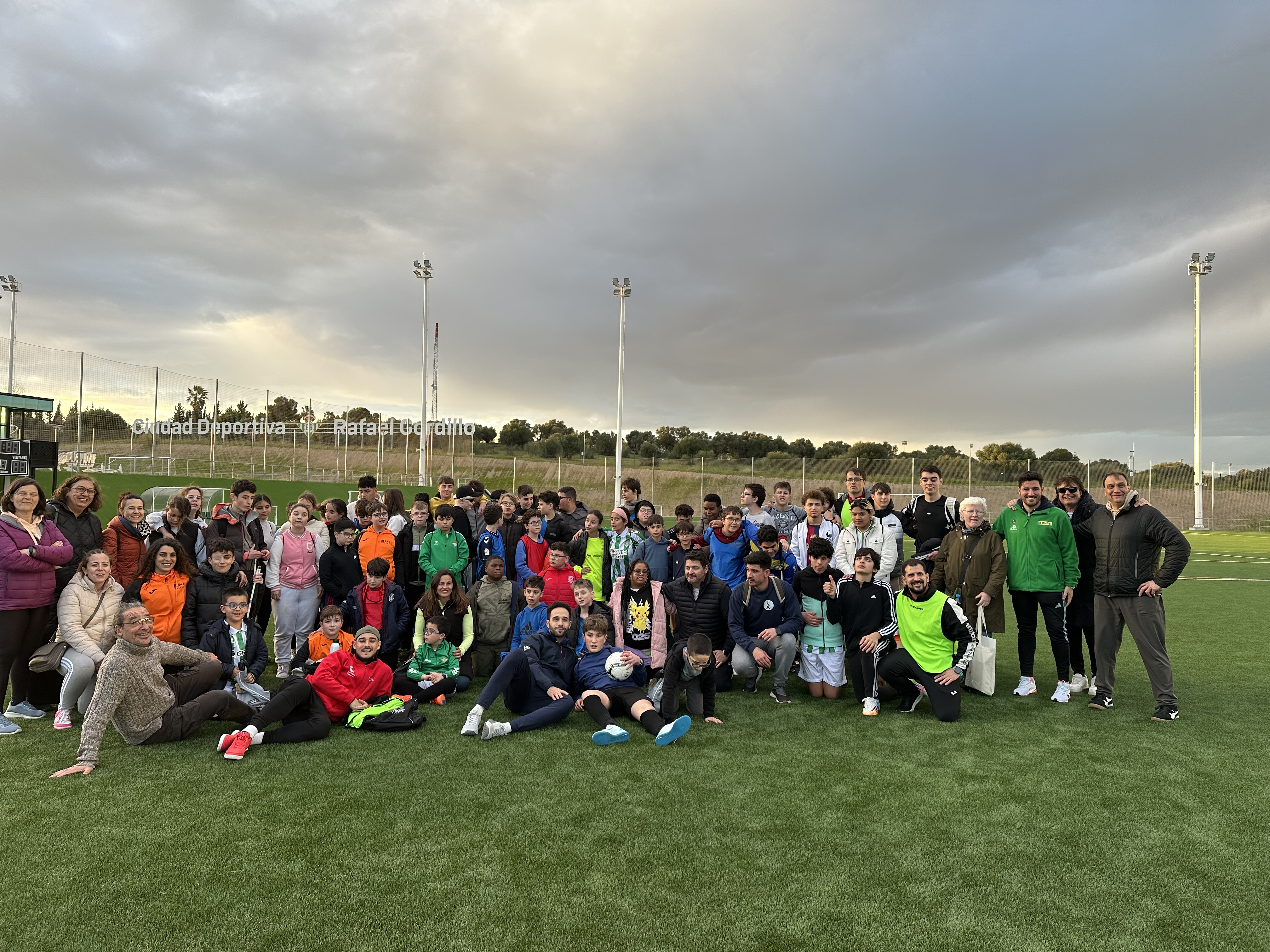 GRUPAL DE TODOS LOS DEPORTISTAS PARTICIPANTES CON SUS RESPONSABLES