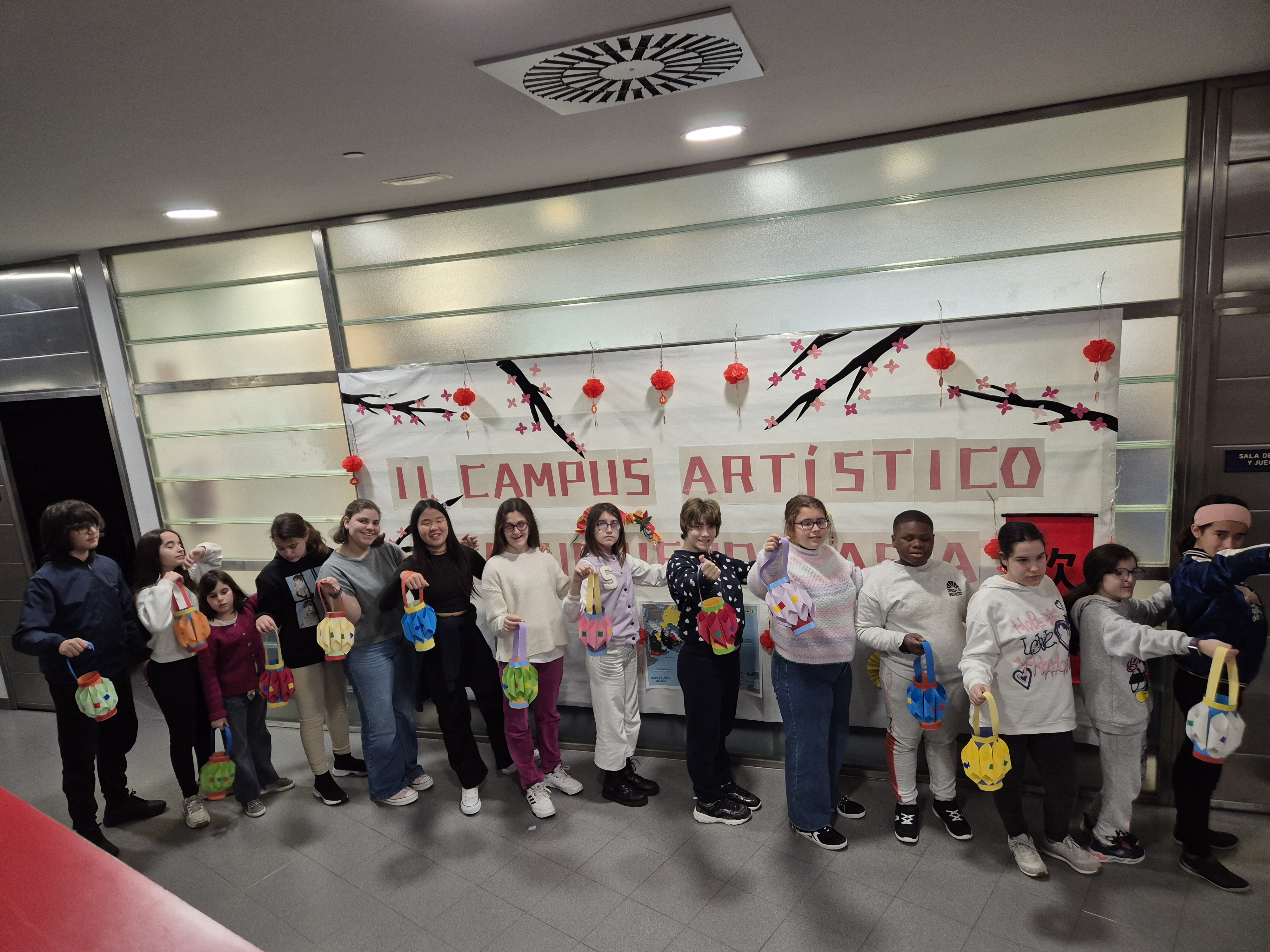 GRUPO DE ALUMNOS CON LOS FAROLILLOS