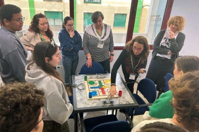 GRUPO DE ESTUDIANTES CON UN PARCHÍS ADAPTADO GRUPO DE ESTUDIANTES CON UN PARCHÍS ADAPTADO