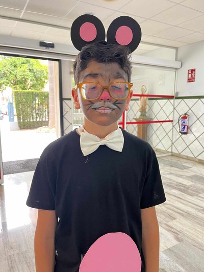 Alumno disfrazado de ratón
