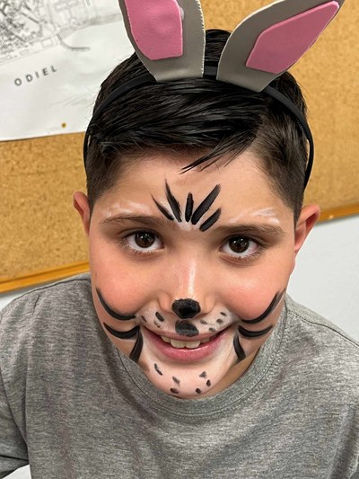 Alumno disfrazado de lobo.
