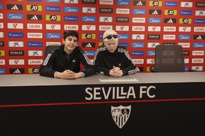 ALUMNOS SENTADOS EN LA MESA DE RUEDA DE PRENSA DEL SEVILLA FÚTBOL CLUB
