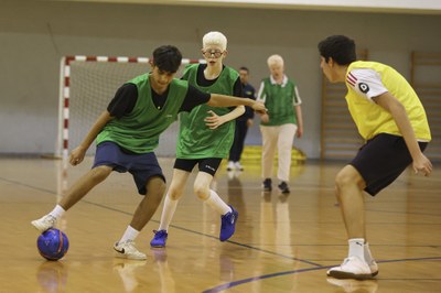 DETALLE FUTBOLÍSTICO ENTRE JUGADORES JUVENILES
