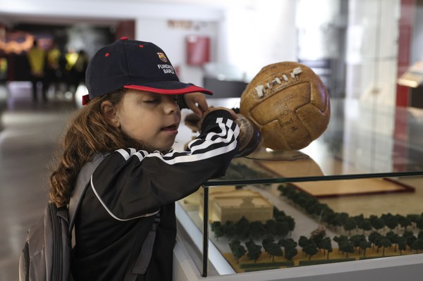ALUMNO FRENTE A UN BALÓN DE FÚTBOL ANTIGUO