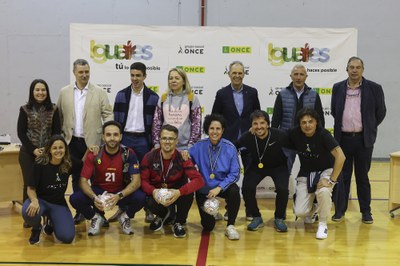 PERSONALIDADES Y ENTRENADORES POSANDO EN LA CLAUSURA
