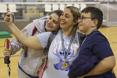 SELFIE MONITORA CON DOS FUTBOLISTAS CON SUS MEDALLAS
