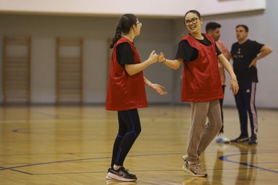 DOS ALUMNAS CHOCAN SUS MANOS DESPUÉS DE UN PASE EN EL PARTIDO