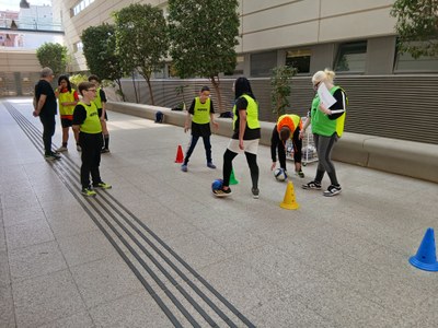 GRUPO DE ALUMNOS Y ALUMNAS REALIZANDO HABILIDADES TÉCNICAS
