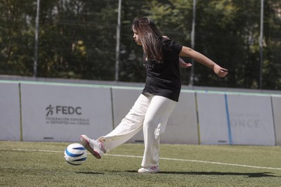 ALUMNA CHUTANDO EN EL CAMPO DE LOS B1