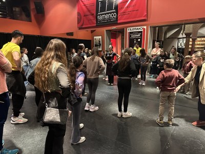 Grupo de alumnos bailando flamenco.
